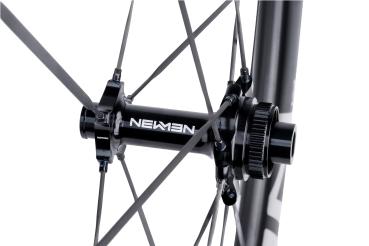 Preview: NEWMEN STREEM Allround A.49 VONOA 12 x 100mm Centerlock silver Laufrad vorne