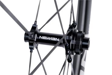 Preview: NEWMEN STREEM Sprint S.60 VONOA 12 x 100mm silver Laufrad vorne