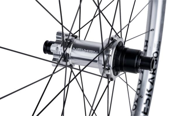 NEWMEN Beskar 30 Strong Enduro/DH 29" 12 x 148mm 6-Loch Shimano Micro Spline silver LTD Laufrad hinten