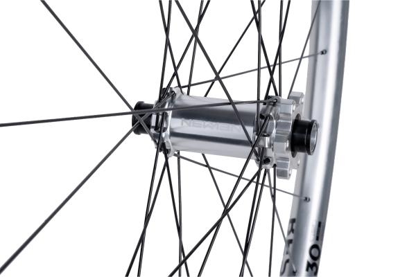 NEWMEN Beskar 30 Base Enduro 29" 15 x 110mm 6-Loch silver LTD Laufrad vorne