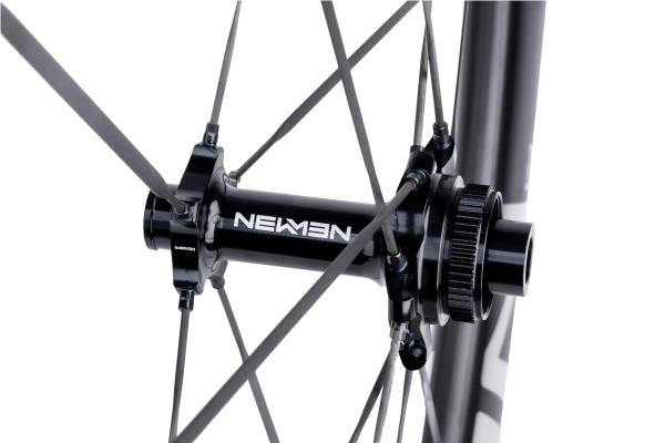 NEWMEN STREEM Allround A.49 VONOA 12 x 100mm Centerlock silver Laufrad vorne