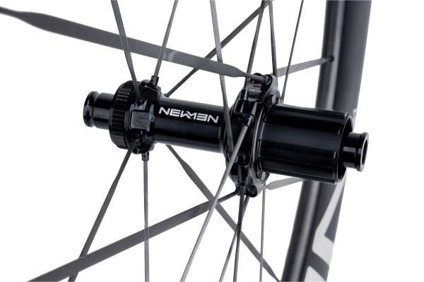 NEWMEN STREEM Sprint S.66 VONOA 12 x 142mm Centerlock Shimano 9/10/11/12 fach silver Laufrad hinten